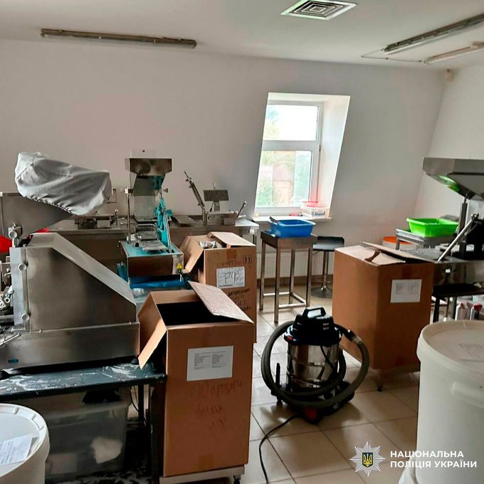 Правоохоронці Харкова викрили організовану групу, що продавала фальшиві БАДи під виглядом державної програми (відео, фото)